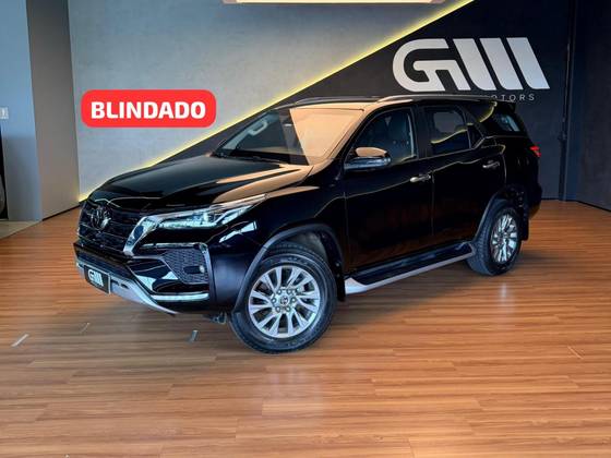 TOYOTA HILUX SW4 2.8 D-4D TURBO DIESEL SRX 7L 4X4 AUTOMÁTICO